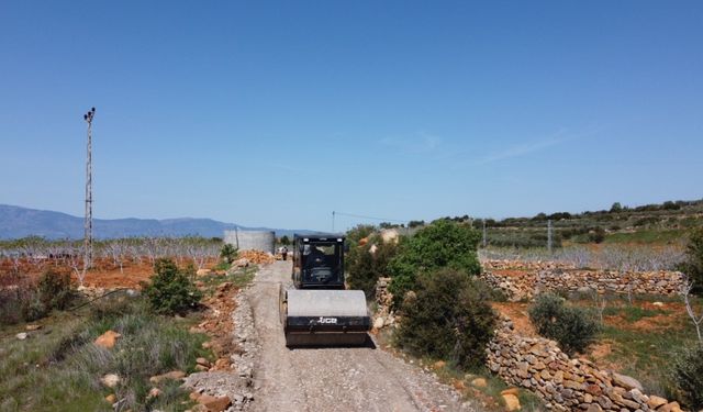 Çiftçiler İstiyor, Başkan Özel Yapıyor: Bozdoğan’da arazi yolları bakıma alındı