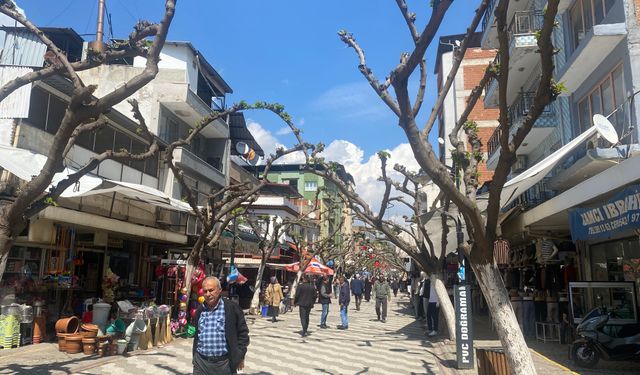 İncirliova’da, vatandaşlar güneşli havanın keyfini çıkardı