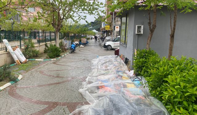 Koçarlı’da aniden bastıran yağmur pazarı olumsuz etkiledi