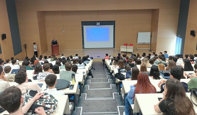 Üniversitede sapık alarmı! Kız öğrenci sıranın altına bakınca hayatının şokunu yaşadı