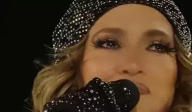 Jennifer Lopez kapandı! Sahneye kapalı kıyafetle çıktı
