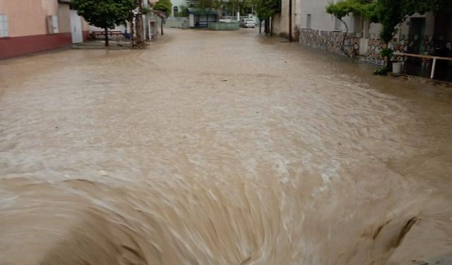 Yenipazar yağışa teslim: Üç mahallede hayat felç oldu