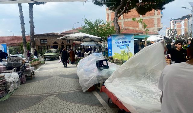 İncirliova’da hava bir anda karardı! Pazarcı esnafı eşyalarını topladı