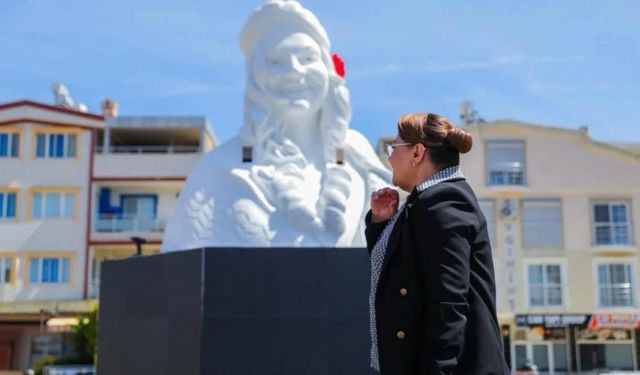 Gençay’ın ilk icraatı heykel oldu! Aydınlı başkan CHP’nin ‘Heykel’ geleneğini bozmadı