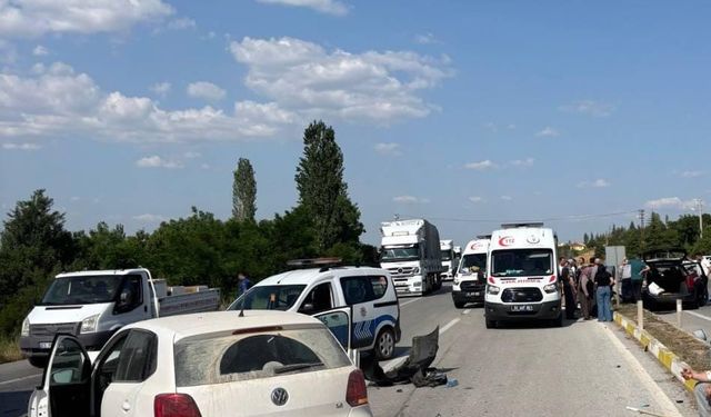İki otomobil çarpıştı: 1 ölü 3 yaralı