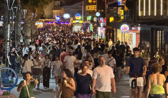 Didim’de adım atacak yer kalmadı: Altınkum’da akşam yoğunluğu