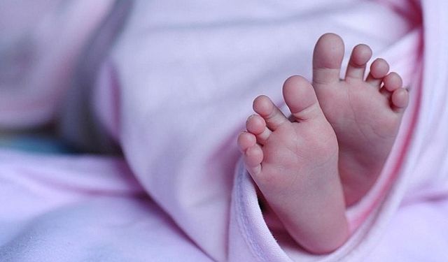 20 yaşındaki kız hamile kalıp ailesinden gizledi! Banyoda doğurduğu bebeği ölüme terk edip tutuklandı