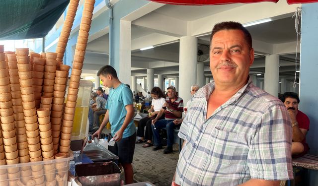 Aydınlı baba 38 yıllık dondurma işi ile 2 kızını okuttu