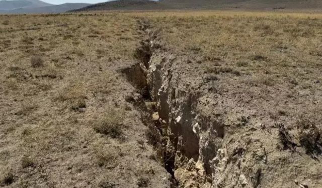 İki ilçenin arasında dev yarık oluştu! Dehşete kapılan vatandaşlar yetkilileri bekliyor