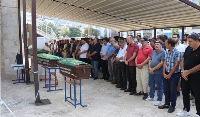 Eşi tarafından öldürülen anne ve çocukları son yolculuğuna uğurlandı