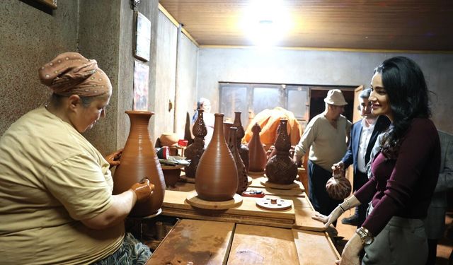 Sarıbaş, Karacasu’da çömlek ustalarını ziyaret etti