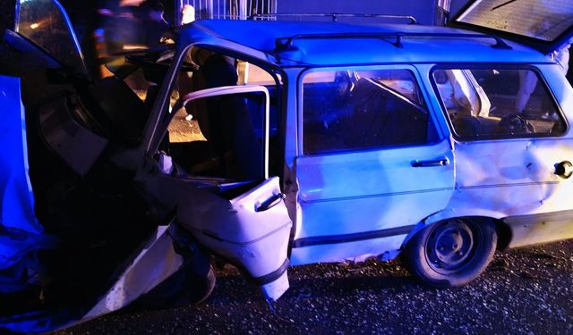 Aydın’da yağmur kazaya davetiye çıkardı: Kayan yolda giden sürücü direğe çarptı
