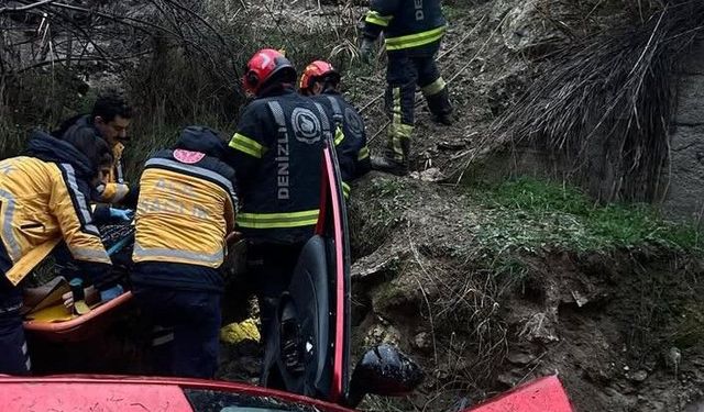 Korkunç kaza! Kontrolden çıkan otomobil uçuruma yuvarlandı