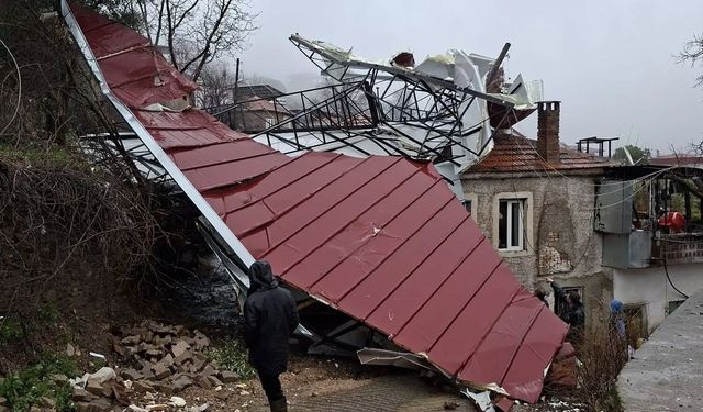 Köşk’te fırtına yıktı geçti! Evlerin çatıları uçtu