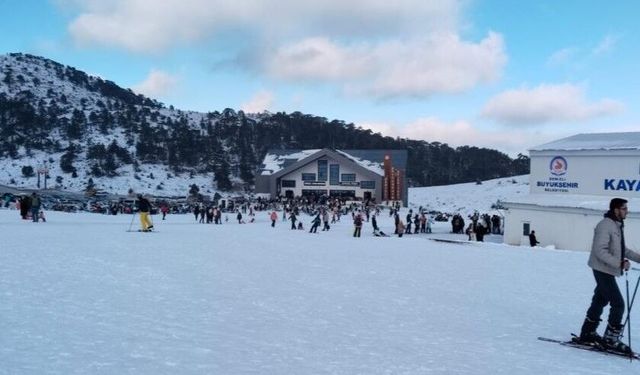 Aydınlılar yakınlarındaki kayak merkezinde gönüllerince eğleniyor