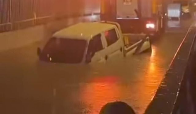 Su dolu alt geçitte aracıyla mahsur kaldı:Talihsiz sürücü olay yerince can verdi