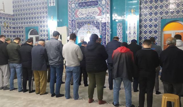 Aydın’da güne duayla başladılar: Sabah namazında eller semaya açıldı