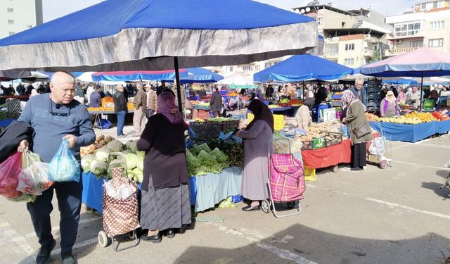 Kurtuluş Semt Pazarı yeni yerinde hizmete başladı