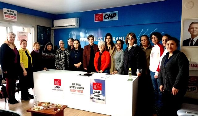 CHP Efeler Kadın Kolları’nda yeni üyelere rozet takdimi
