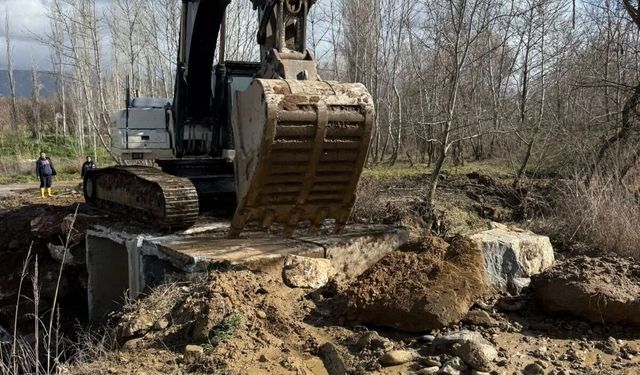 Karacasu’da aşırı yağmurdan yol çöktü
