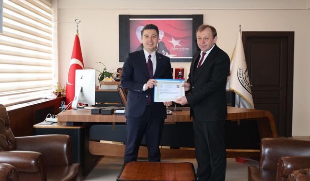Aydın'da yeni dönem başlıyor: Karacasu Kaymakamı başarı belgesiyle uğurladı