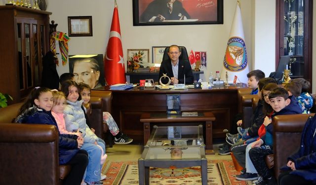 Kuyucak'ta tatlı ziyaret: Minikler sordu Başkan Doğanca cevapladı