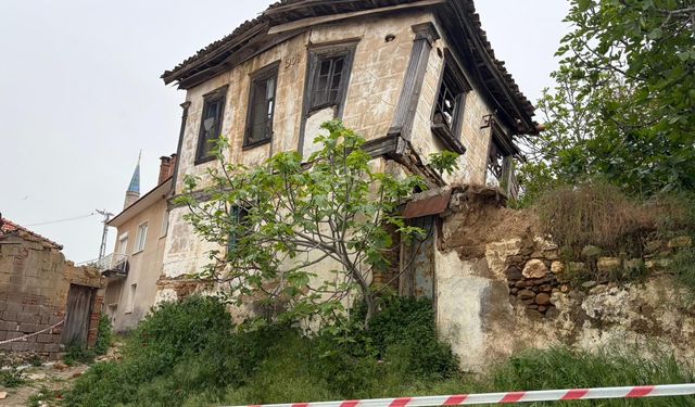 Aydın’daki yağışlar 118 yıllık tarihi Rum evini yıktı