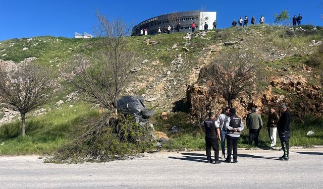 Facianın eşiğinden dönüldü: El freni çekilmeyen otomobil uçuruma yuvarlandı