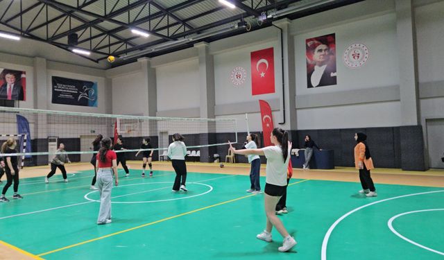 Koçarlı’da saha kadınların oldu: Voleybol takımının ardından futbol takımı kuruluyor