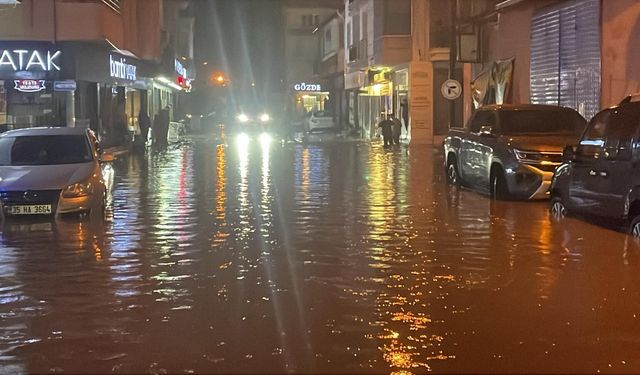 Aydın’da sağanak hayatı felç etti! Caddeler sular altında