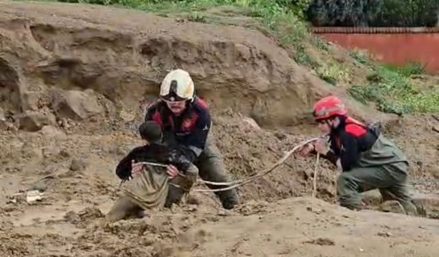 Yağmur sonrası korkutan olay! Mahsur kalan çocuklar için ekipler seferber oldu