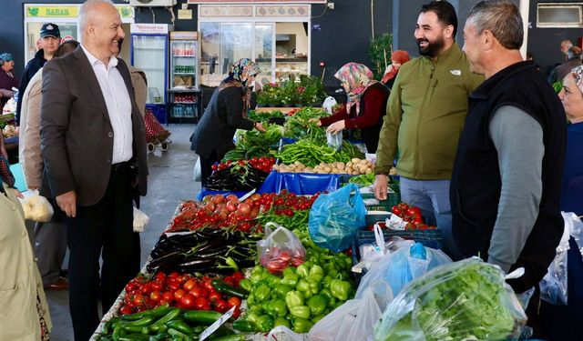 Başkan Kıvrak güne pazarda başladı