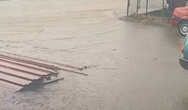 Bozdoğan’ı sel vurdu! Esnaf iş yerinde mahsur kaldı