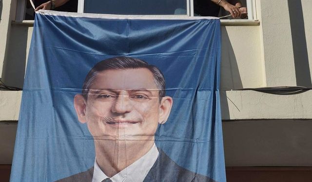 CHP Koçarlı’dan net tavır! İlçe binasına Özgür Özel pankartı asıldı
