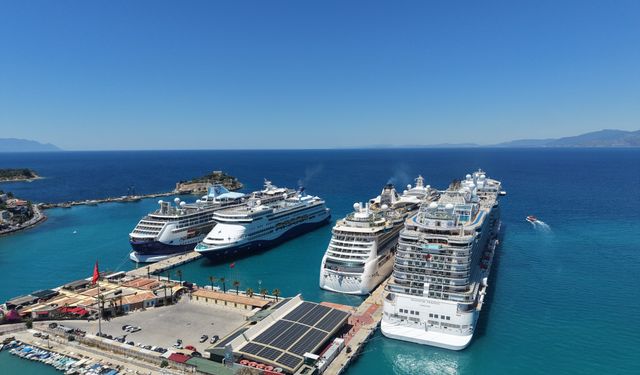 Dev gemiler Kuşadası esnafına can suyu oldu! 9 bini aşkın turist ilçeye geldi
