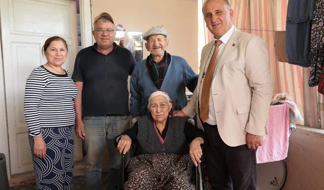 İncirliova Belediyesi’nden anlamlı destek: 83 yaşındaki Şimşir’e tekerlekli sandalye verildi