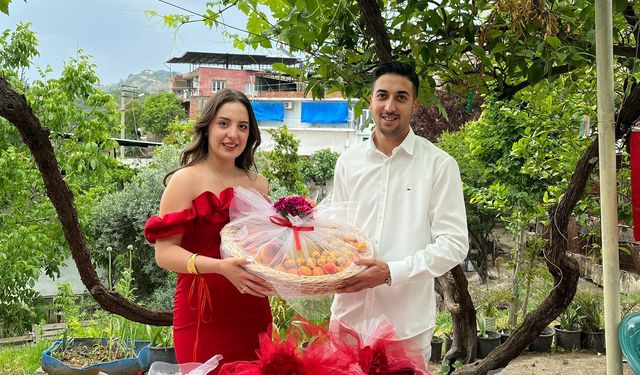 Koçarlı’da gelenek bozulmadı! Nişanlısına kurbanlık koç hediye etti