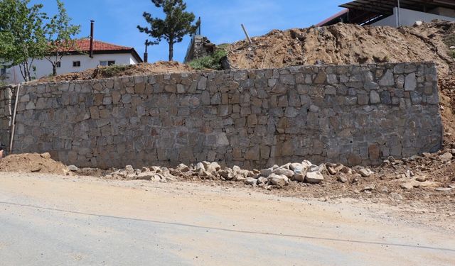 Madran Yayla Yolu onarıldı! Göçüğe taş duvarlı çözüm