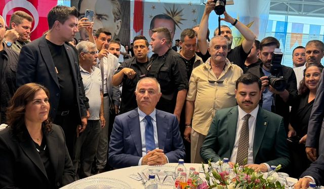 AK Parti Aydın’da güç gösterisi: 850’yi aşkın muhtar ve aza için rozet töreni başladı