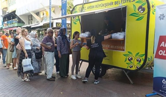 Aydın'da gelenek bu yıl da sürdü! Büyükşehir aşure ikram etti