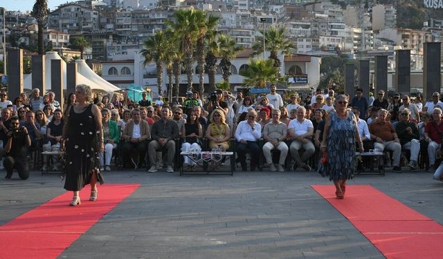 Kuşadası’nda atıklardan elbise defilesi