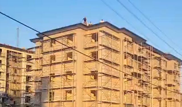 Bozdoğan'da işçiler çatıya çıktı! Parasını alamayan işçiler eyleme başladı