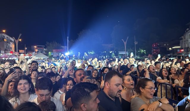 Koçarlı'da Festival sona erdi! Ünlü sanatçı Emir Can İğrek sahne aldı