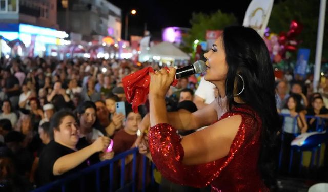 Koçarlı’daki festivalde müzik ziyafeti! Vatandaşlar Ayşe Dinçer konseriyle coştu