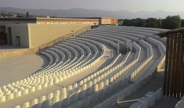 Mor ve Ötesi Kuşadası’nda sahne alacak