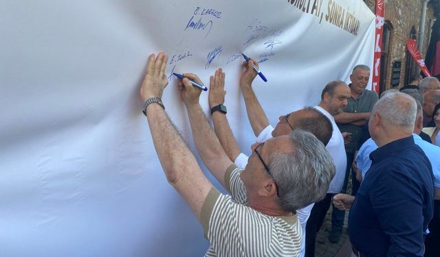 CHP Aydın Örgütü'nden Özel'e pankart desteği! Dev postere tek tek imza attılar