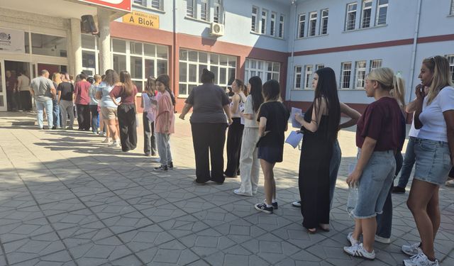 Söke’deki YKS görüntüleri dikkat çekti: Erkekler iş hayatına atılınca kızlar fark attı