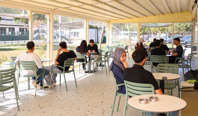 Yurt Kafe ve Işıklı Parkı'na yoğun ilgi! Öğrencilerin yeni buluşma noktası oldu