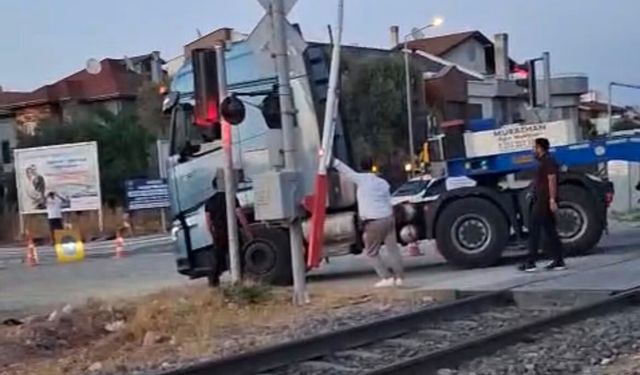Aydın’daki hemzemin geçitte korkutan dakikalar! Çekici sıkıştı tren ve araç trafiği durdu