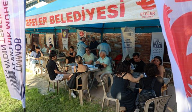 Efeler’de ‘Kariyer Günleri’ başladı! Gençler meslekleri uzmanlarından dinliyor